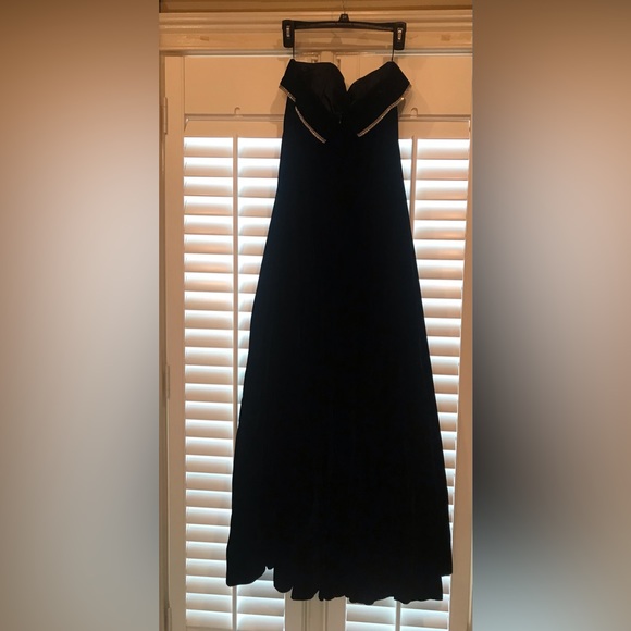 Vintage Cache black velvet evening gown w/ rhinestone accents & black shawl. - Picture 3 of 7